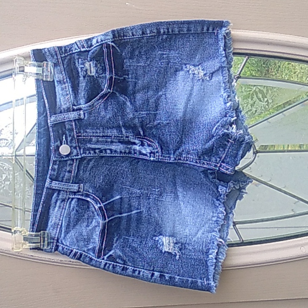 NIB Women's Ripped Raw Hem Denim Shorts, Slim Fit Stretchy Size 0